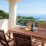 Fiona - Away From Crowds Apartment