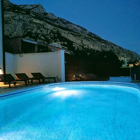 Fiona - Away From Crowds *