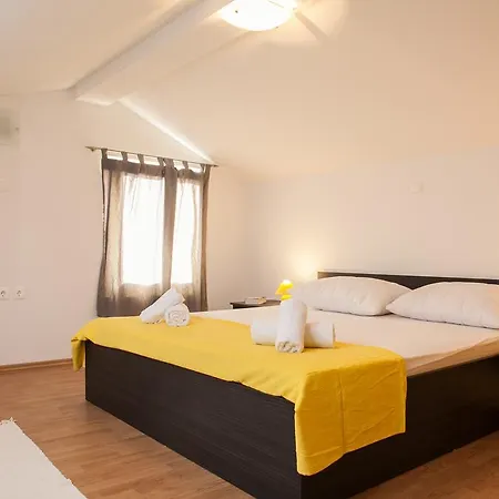 Fiona - Away From Crowds * Makarska