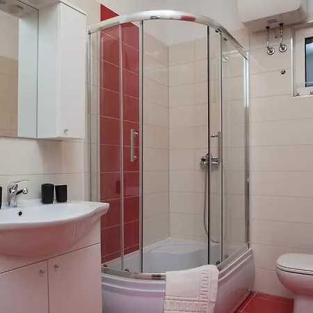 Fiona - Away From Crowds Apartman *