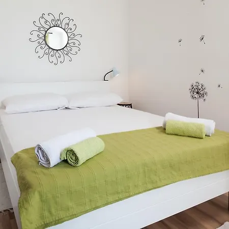 Fiona - Away From Crowds * ماكارسكا