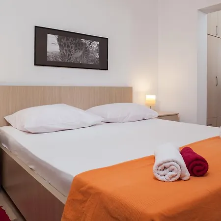 Fiona - Away From Crowds ماكارسكا