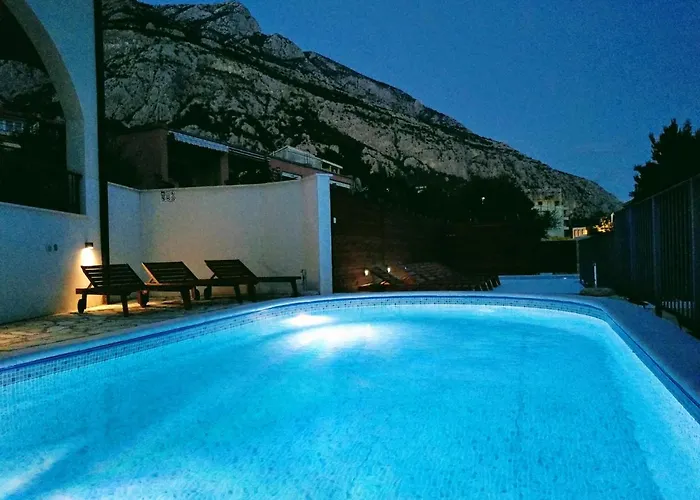 Fiona - Away From Crowds *