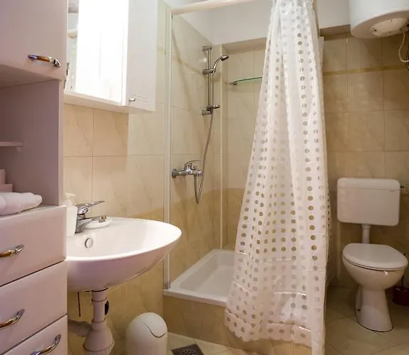 Апартаменти Fiona - Away From Crowds