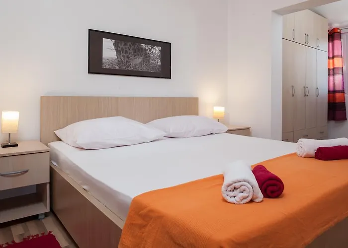 Fiona - Away From Crowds Makarska