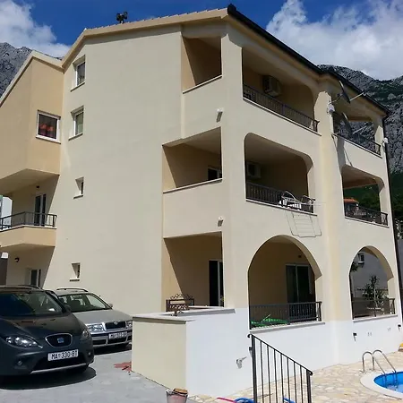 Fiona - Away From Crowds * Makarska