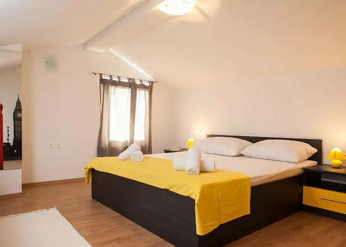 Fiona - Away From Crowds * Makarska